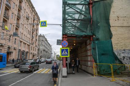Москва. Дом (справа), подлежащий сносу на улице Остоженка.