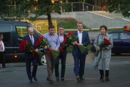 Екатеринбург. (слева на право) Глава Уральского банка Сбербанка РФ Владимир Черкашин, губернатор Свердловской области Евгений Куйвашев, глава администрации губернатора Владимир Тунгусов, Глава ПАО \'Сбербанк\' Герман Греф и дочь первого президента России Бориса Ельцина Татьяна Юмашева перед возложением цветов к памятнику первого президента России Бориса Ельцина