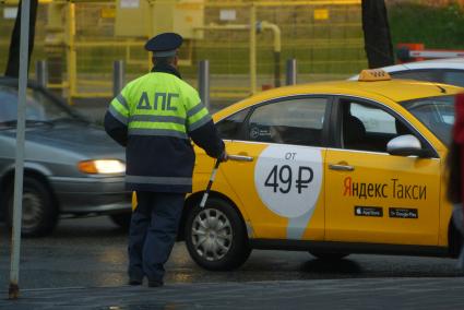 Екатеринбург. Сотрудник ДПС останавливает машину такси \'Яндекс Такси\'