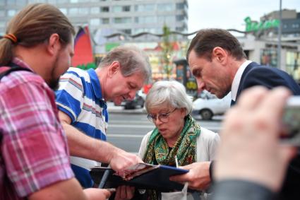 Москва.   Актриса Алиса Фрейндлих  перед премьерой конкурсного фильма 39 Московского международного кинофестиваля `Карп отмороженный` в киноцентре `Октябрь`.