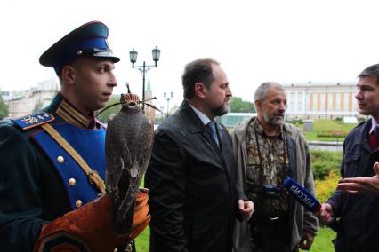 Москва. Министр  природных ресурсов и экологии  РФ Сергей Донской  (в центре)   во время выпуска в природу сокола-сапсана   в Большом Кремлевском сквере.