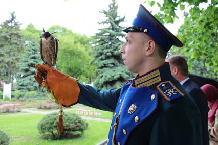 Москва. Программа выпуска в природу сокола-сапсана стартовала в Большом Кремлевском сквере.