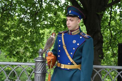 Москва. Программа выпуска в природу сокола-сапсана стартовала в Большом Кремлевском сквере.