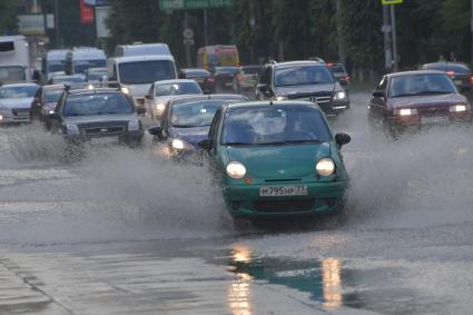 Москва.  Автомобили на подтопленной проливным дождем дороге в районе Жулебино.