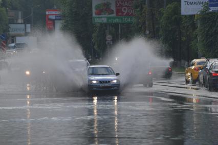 Москва.  Автомобили на подтопленной проливным дождем дороге в районе Жулебино.