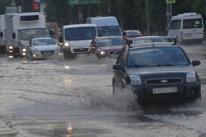 Москва. Автомобили на подтопленной проливным дождем дороге в районе Жулебино.