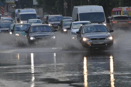 Москва. Автомобили на подтопленной проливным дождем дороге в районе Жулебино.