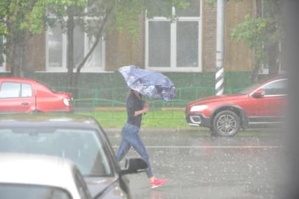 Москва.  Девушка с зонтом во время дождя на одной из улиц города.