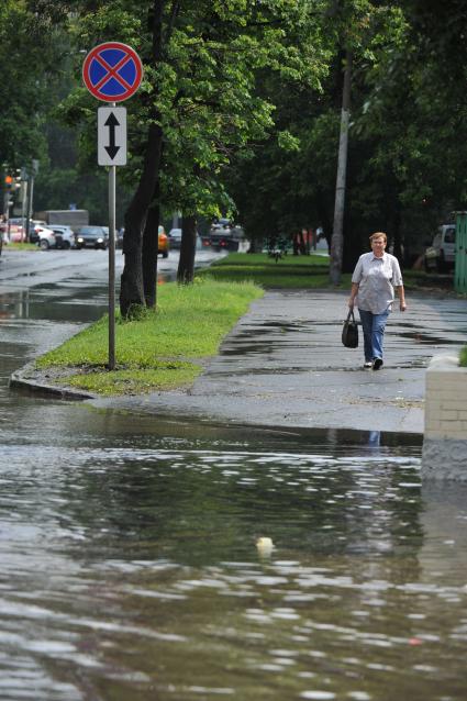 Москва.    Последствия сильного дождя на улицах города.