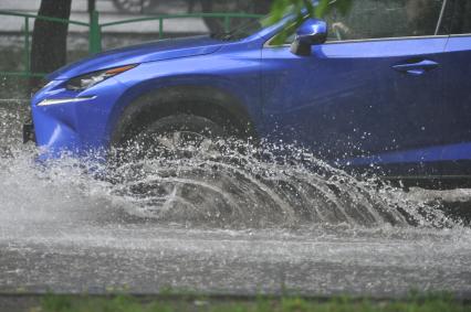 Москва. Автомобили на подтопленной проливным дождем дороге.