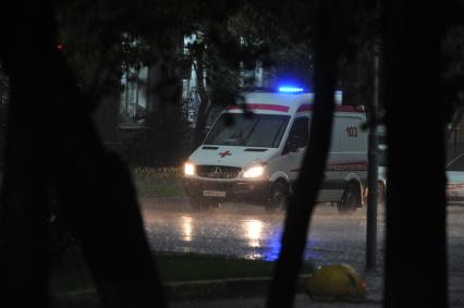 Москва. Автомобиль скорой помощи во время дождя на одной из улиц города.