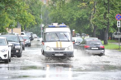 Москва. Последствия сильного дождя на улицах города.