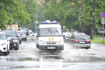 Москва.    Последствия сильного дождя на улицах города.