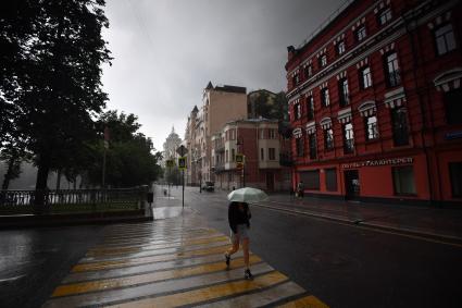 Москва. Девушка под зонтом на Малой Бронной.