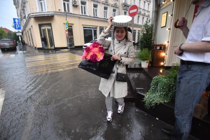 Москва. Девушка на Малой Бронной во время дождя.