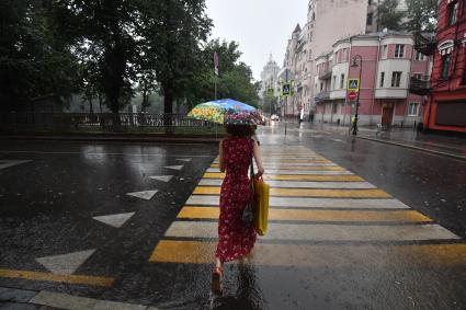 Москва. Девушка под зонтом на Малой Бронной.