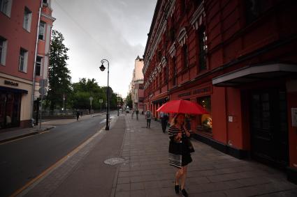 Москва. Девушка под зонтом на Малой Бронной.