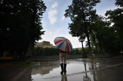 Москва. Девушка под зонтом на Малой Бронной.