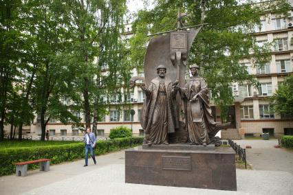 Санкт-Петербург.  Памятник православным покровителям семьи, верности и брака Петру и Февронии Муромским на  территории Санкт-Петербургского политехнического университета Петра Великого.