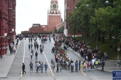 Москва.   Очередь в Мавзолей  В.И. Ленина на Красной площади.