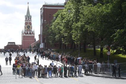 Москва.   Очередь в Мавзолей  В.И. Ленина на Красной площади.