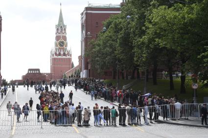 Москва.   Очередь в Мавзолей  В.И. Ленина на Красной площади.