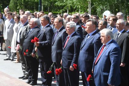 Москва. Участники церемонии возложения венков к Могиле Неизвестного Солдата  в День  Независимости Беларуси у Кремлевской стены в Александроском саду.