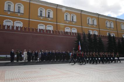 Москва. Участники церемонии возложения венков к Могиле Неизвестного Солдата  в День  Независимости Беларуси у Кремлевской стены в Александроском саду.