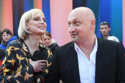 Москва.  Актер Гоша Куценко и его супруга актриса Ирина Скриниченко   перед началом церемонии открытия 39-го Московского международного кинофестиваля у концертного зала `Россия`.