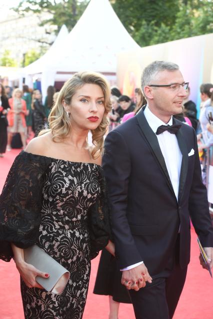 Москва. Актриса Екатерина Архарова и управляющий ERWIN РЕКАМОРЕОКЕАН Артем Илясов  перед началом церемонии открытия 39-го Московского международного кинофестиваля у концертного зала `Россия`.