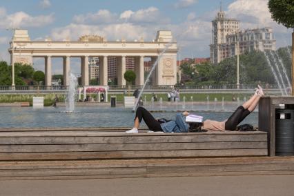 Москва. Девушки отдыхают на Фонтанной  площади парка Горького.