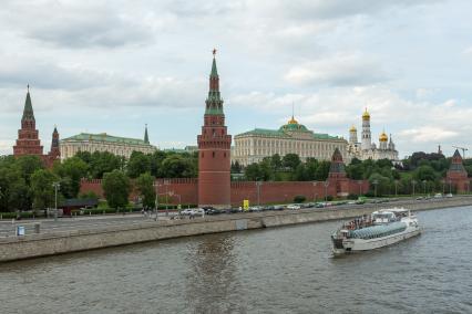 Москва. Вид на Кремль с Большого Каменного моста.