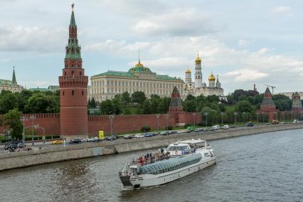 Москва. Вид на Кремль с Большого Каменного моста.