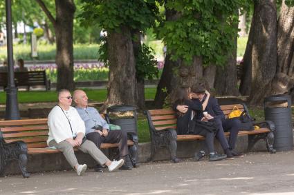 Москва. Отдыхающие в парке Горького.