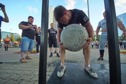 Екатеринбург. Участник соревнования по силовому экстриму Петр Мартыненко (Абакан) поднимает бетонный шар \'Камень Атласа\' . \'Неделя мужества от РМК Боксинг Промоушен\'