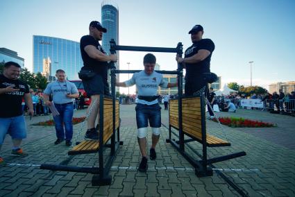 Екатеринбург. Участник соревнования по силовому экстриму Петр Мартыненко (Абакан) . \'Неделя мужества от РМК Боксинг Промоушен\'