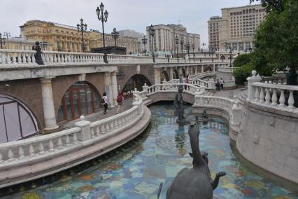 Москва.  Фонтан  у Александровского сада.