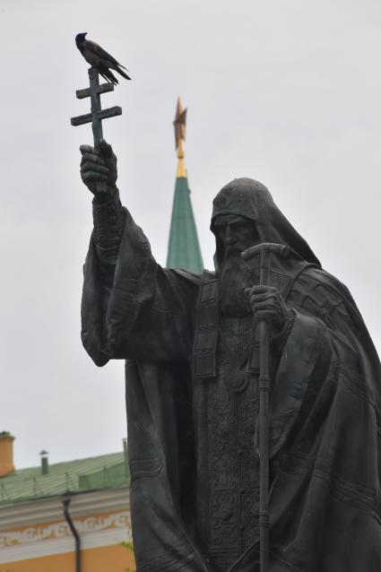 Москва. Памятник Патриарху Гермогену в Александровском саду.