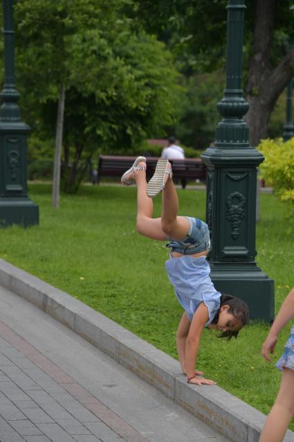 Москва. Девочка играет в Александровском саду.