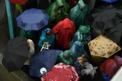 Москва. Очередь на  Фрунзенской   набережной к храму Христа Спасителя, где находится ковчег с мощами святителя Николая Чудотворца.