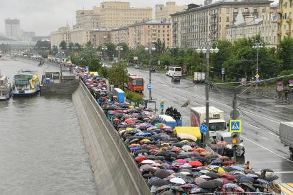 Москва. Очередь на  Фрунзенской   набережной к храму Христа Спасителя, где находится ковчег с мощами святителя Николая Чудотворца.