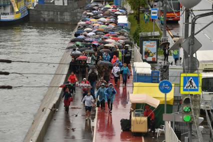 Москва. Очередь на Фрунзенской  набережной к храму Христа Спасителя, где находится ковчег с мощами святителя Николая Чудотворца.