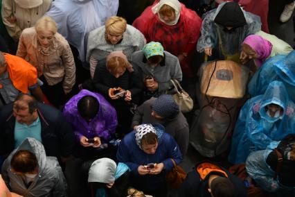 Москва. Очередь на Фрунзенской набережной к храму Христа Спасителя, где находится ковчег с мощами святителя Николая Чудотворца.