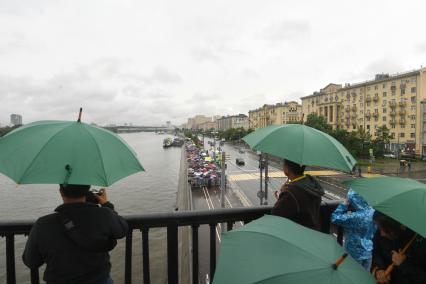 Москва.  Вид с Крымского моста  на  очередь на Фрунзенской набережной к храму Христа Спасителя, где находится ковчег с мощами святителя Николая Чудотворца.