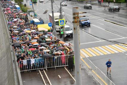 Москва. Очередь на Фрунзенской набережной к храму Христа Спасителя, где находится ковчег с мощами святителя Николая Чудотворца.