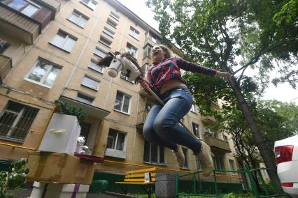 Москва. Постановочная фотосессия на тему переезда  жителей из хрущевок в новые дома.