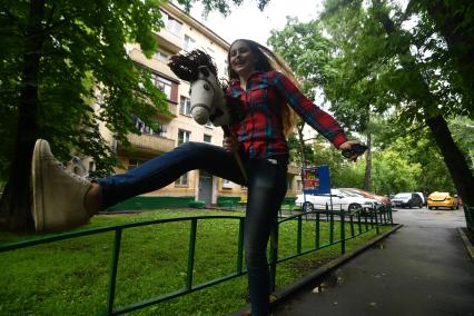 Москва. Постановочная фотосессия на тему переезда жителей из хрущевок в новые дома.