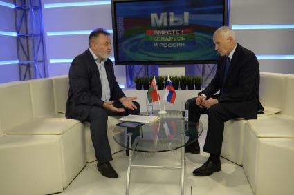 Москва. Председатель Телерадиовещательной организации Союзного государства Беларуси и России (ТРО Союза) Николай Ефимович и государственный секретарь Союзного государства России и Беларуси Григорий Рапота (справа) в редакции `Комсомольской правды`.