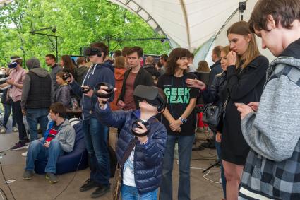 Санкт-Петербург.  Мальчики в очках виртуальной реальности на  научно-популярном  фестивале Geek Picnic в Пулковском парке.