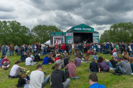 Санкт-Петербург.  Посетители научно-популярного  фестиваля Geek Picnic в Пулковском парке.